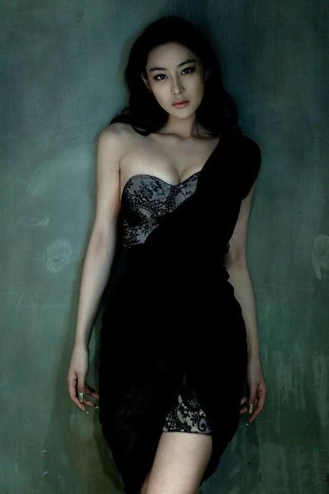 张馨予的拍照姿势,图五清新美丽,最后一张让我不舍得翻页