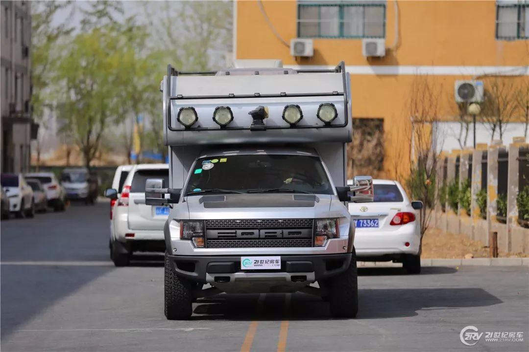 外表肌肉感十足 内心是个暖男 天坛骑士越野房车