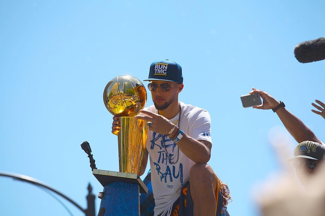 1、2、3冠!库里冠军游行高清大图，这波壁纸必须收了