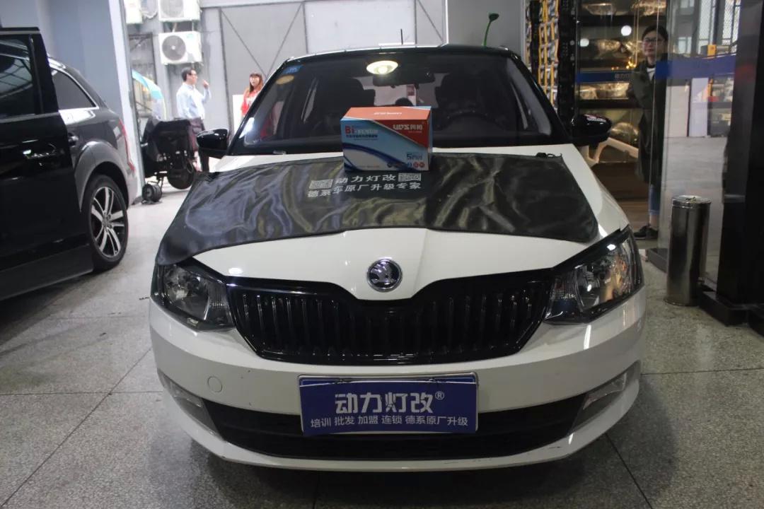 斯柯达晶锐氙气大灯升级，搭配透镜，凌冽清透