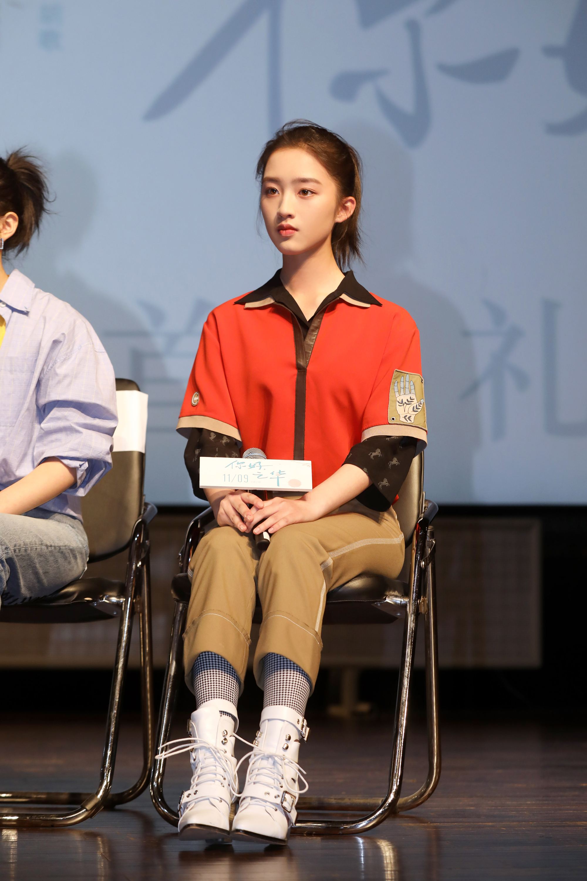 邓恩熙展青春魅力 彰显花季少女时尚态度