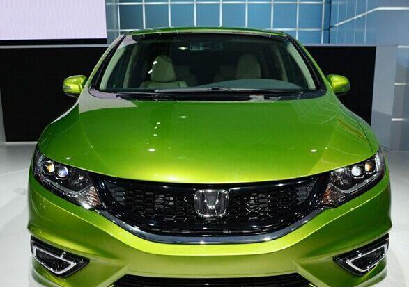 看起来像MPV，内饰奢华，就是颜色不好选