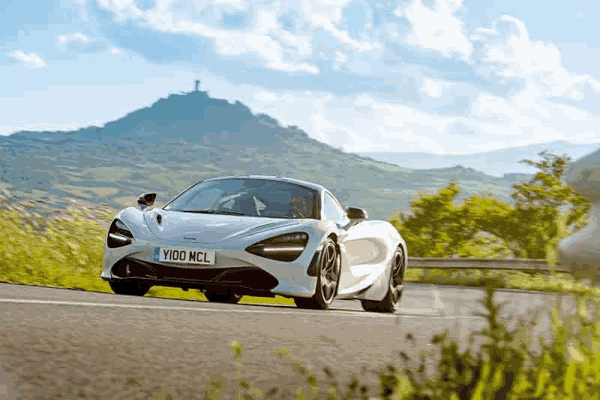 手腕轻轻几度的转动让车扭进了一条更急的弧线,和迈凯伦的碳纤维车头