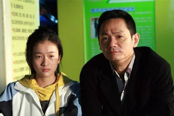 他卖血为母买衣服，妻子癌逝后独自照顾智力缺陷的妹妹，终获影帝