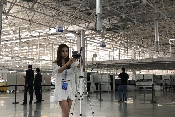 世界华裔小姐直播新宝来下线 直播间这么多观众是看车还是看人