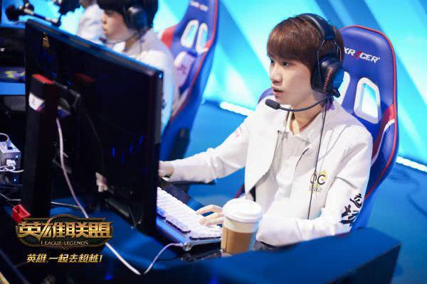 亚运会LPL国队并没有定制比赛服装?看着Uzi满