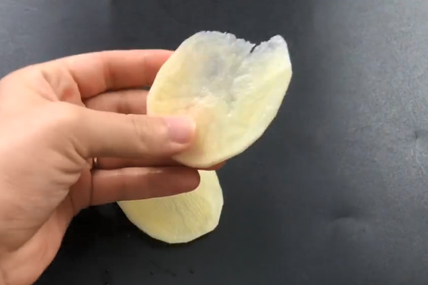 把土豆切片贴在眼睛上,这作用太厉害了,后悔现