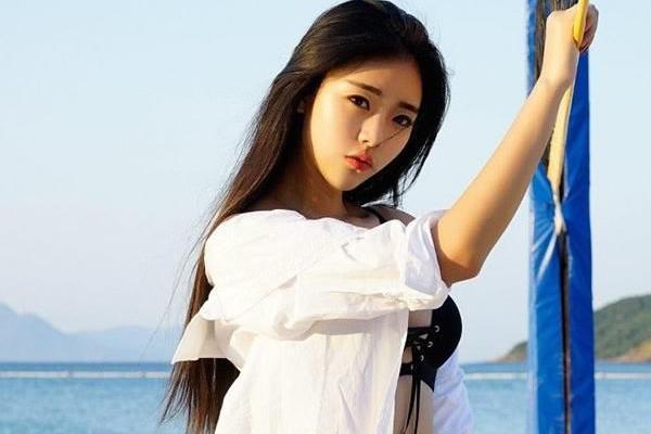 这个沙滩美女很多，随处可见俄罗斯比基尼美女，绝对是视觉盛宴！