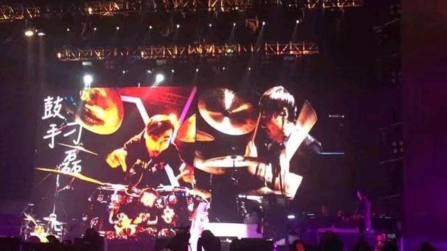 何洁在演唱会上公开介绍刁磊，绯闻男友同在舞台上！