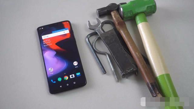 老外用工具对一加手机6的屏幕轮番摧残 还能正