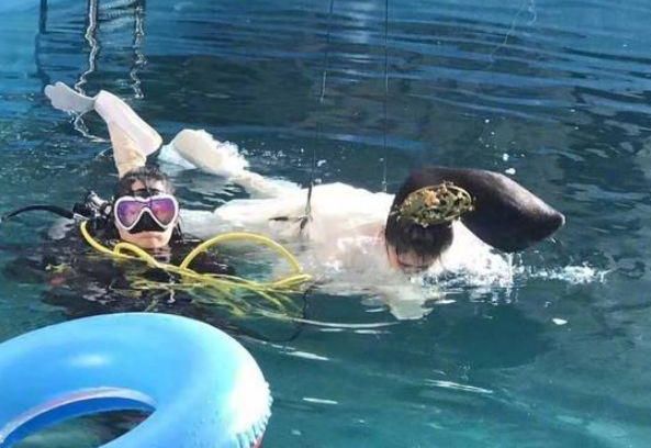 女星吊威亚场景很惊恐，关晓彤被泡在水里，赵丽颖最让人心疼