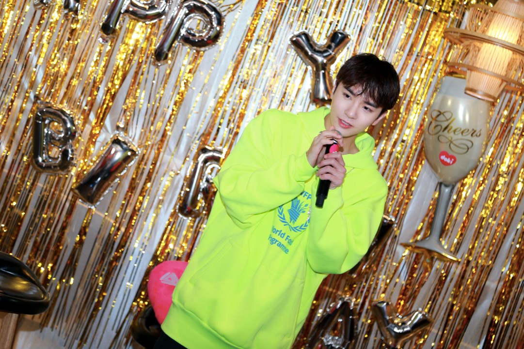 吴希泽首办个人生日会 与粉丝高甜互动迈入新