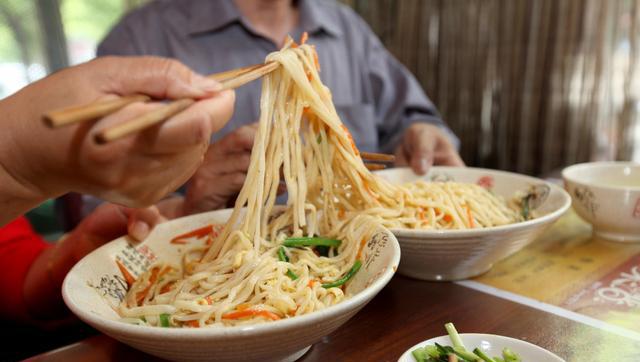 认真去爱一个人,做好一碗面,也许,这就是凡人的