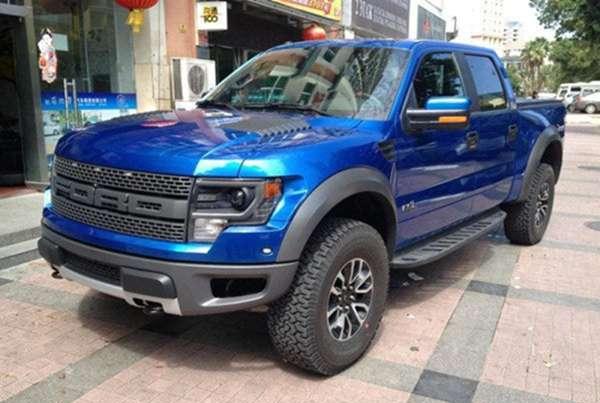 新买福特猛禽去车管所上牌, 出来后车身这行字, 让朋友忍不住笑场