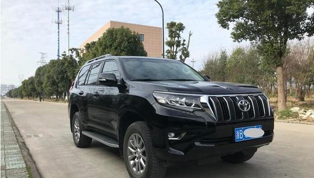 喜提新款普拉多3.5TXL，黑色车身加上棕色内饰，真的帅到掉渣