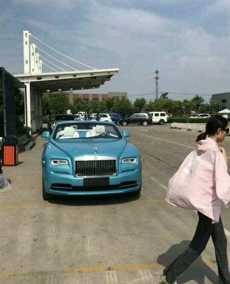 女孩开劳斯莱斯去上牌, 人比车更吸引人
