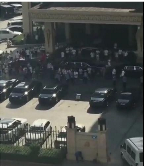 网红办酒席现场豪车云集,遭人嫉妒举报,警察突击检查拆车