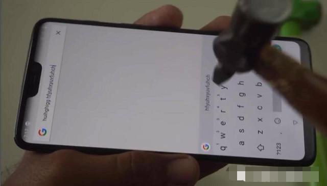 老外用工具对一加手机6的屏幕轮番摧残 还能正