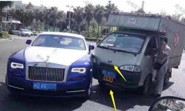 两车相遇，五菱车上的一个标志，却吓坏了419万的劳斯莱斯车主