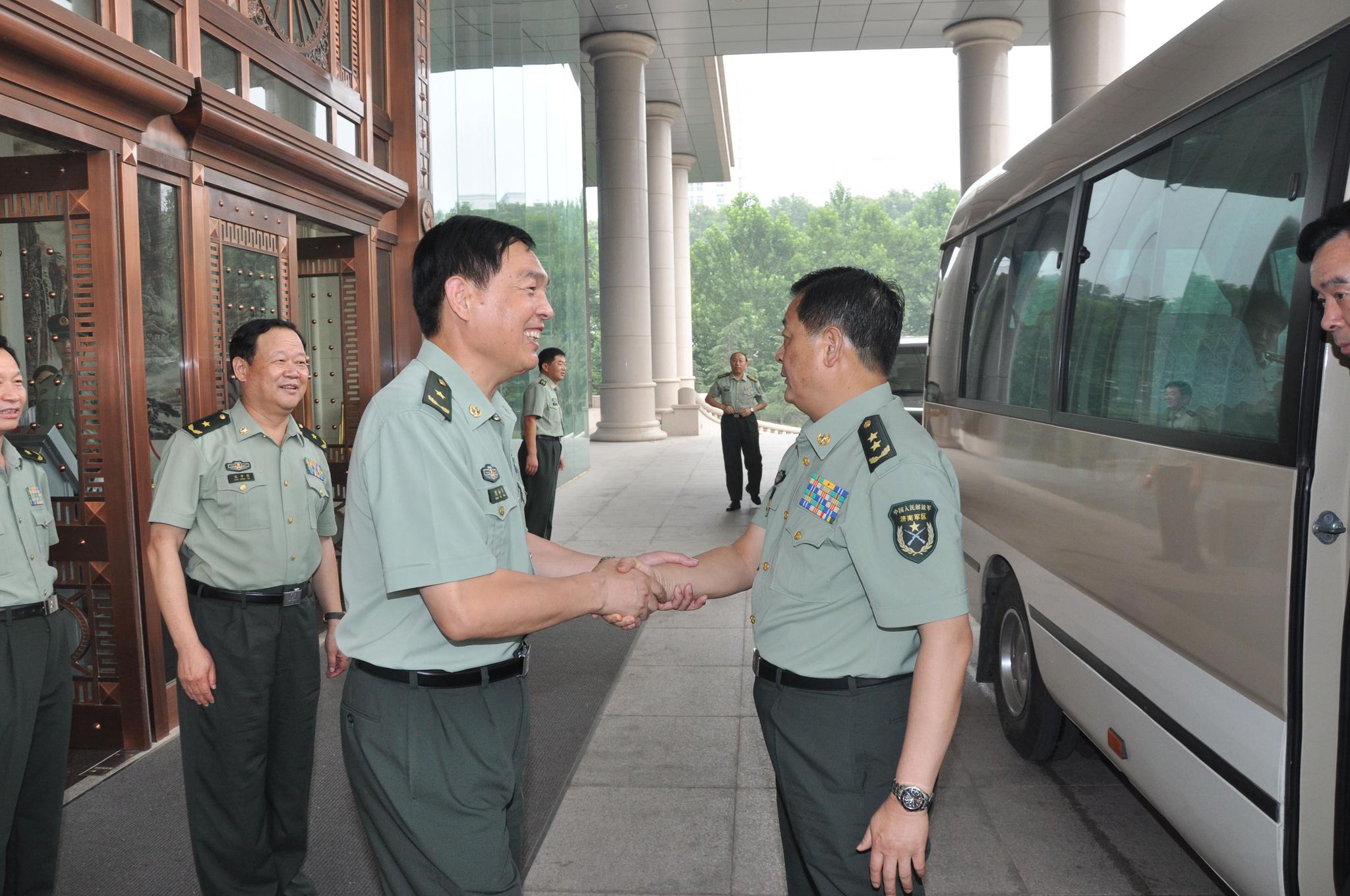 在军队里,什么级别的军官才能被叫做首长?这里