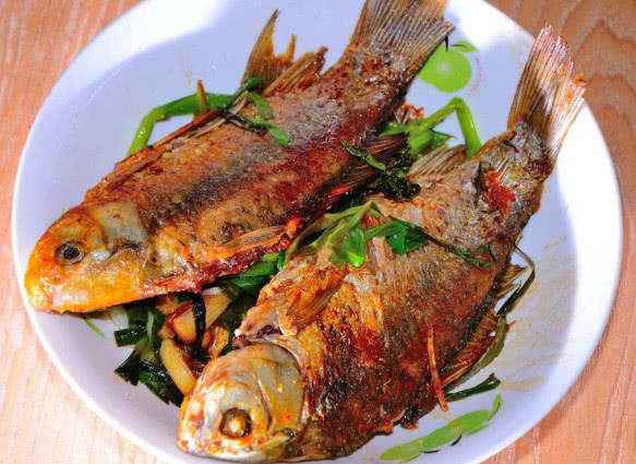 煎鱼到底用热油还是冷油?一个小窍门让鱼肉不碎不破皮!