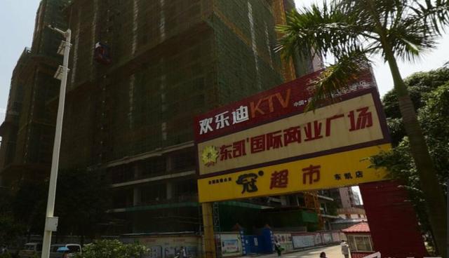 南宁楼市冷了?上周日某三产项目数百人冒雨排