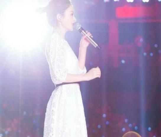 赵丽颖2020年跨年,赵丽颖2020年跨年照片 跨年晚会赵丽颖蕾丝连衣裙与球鞋搭配,却遭网友这样