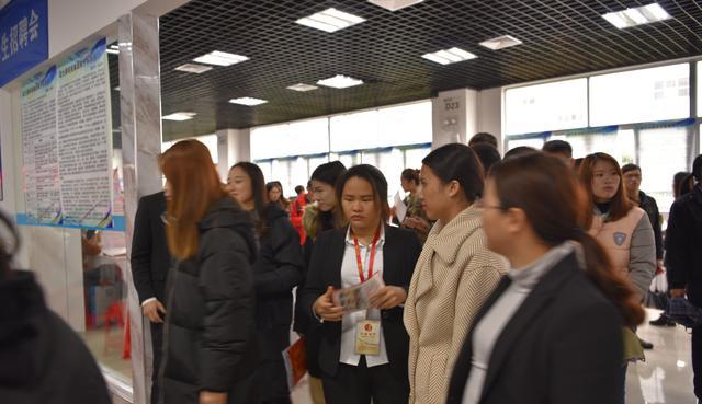 南宁江南区的这场大学生招聘会吸引了千余求职