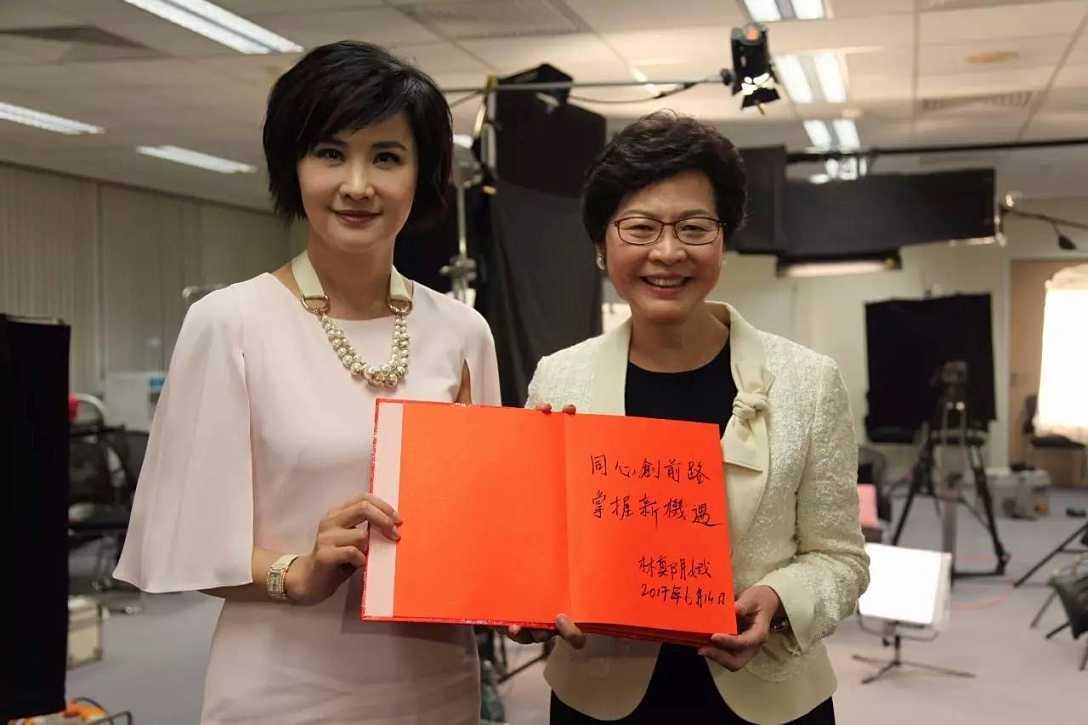 她是著名美女主持人，嫁给大25岁老公，如今51岁被宠成公主！