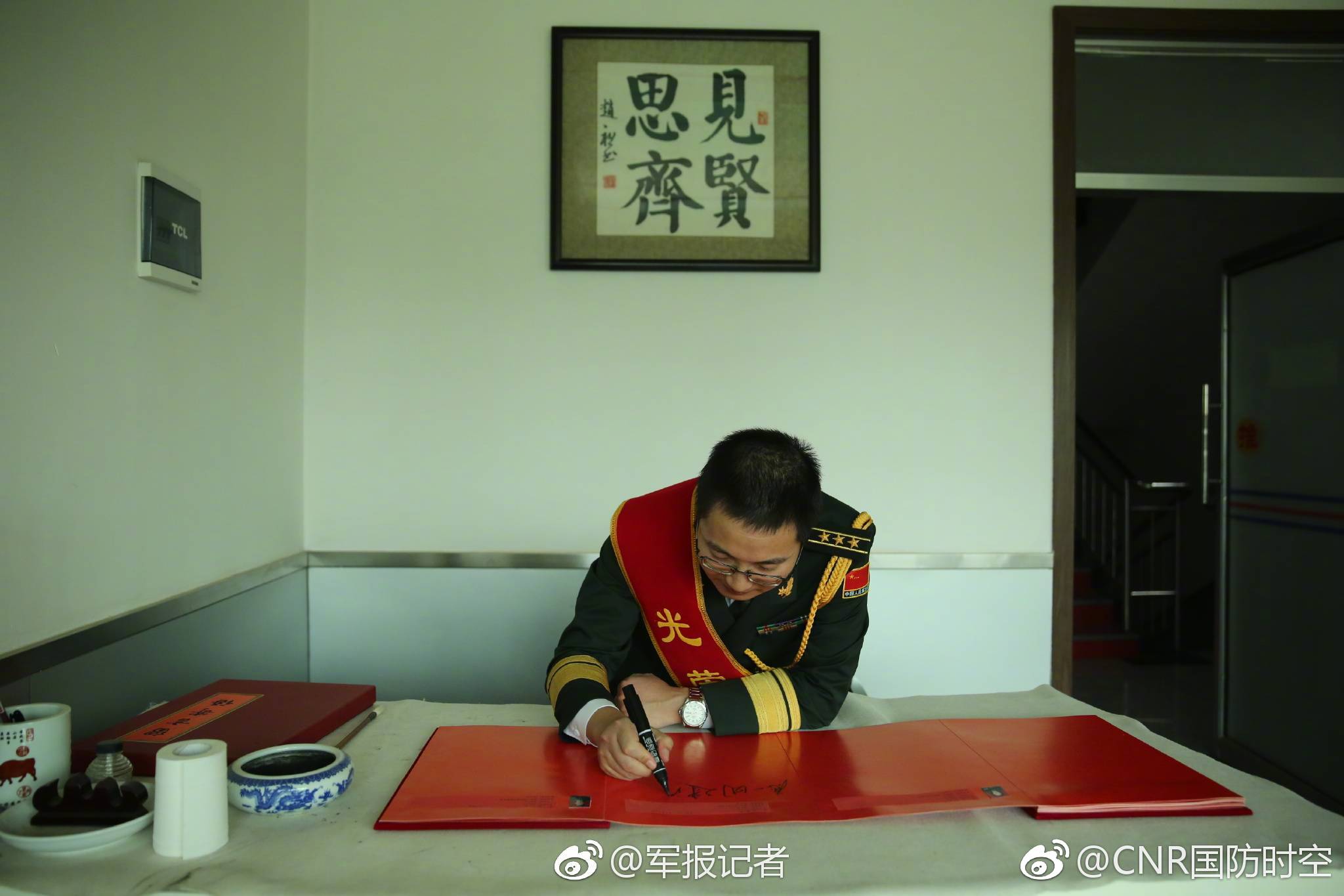 最后一次敬礼:战略支援部队某部举行2018年军