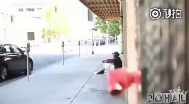 在流浪汉面前假装停车但忘了缴停车费，接下来的画面满满的感动！新年新套路 ...