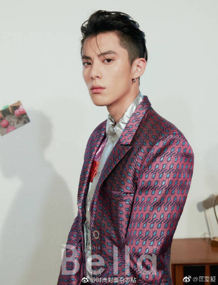 王鹤棣官鸿最新杂志照,脸贴脸超有CP感,同款双