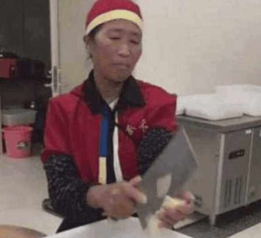 50岁阿姨应聘配菜师傅,老板看到她切完土豆后