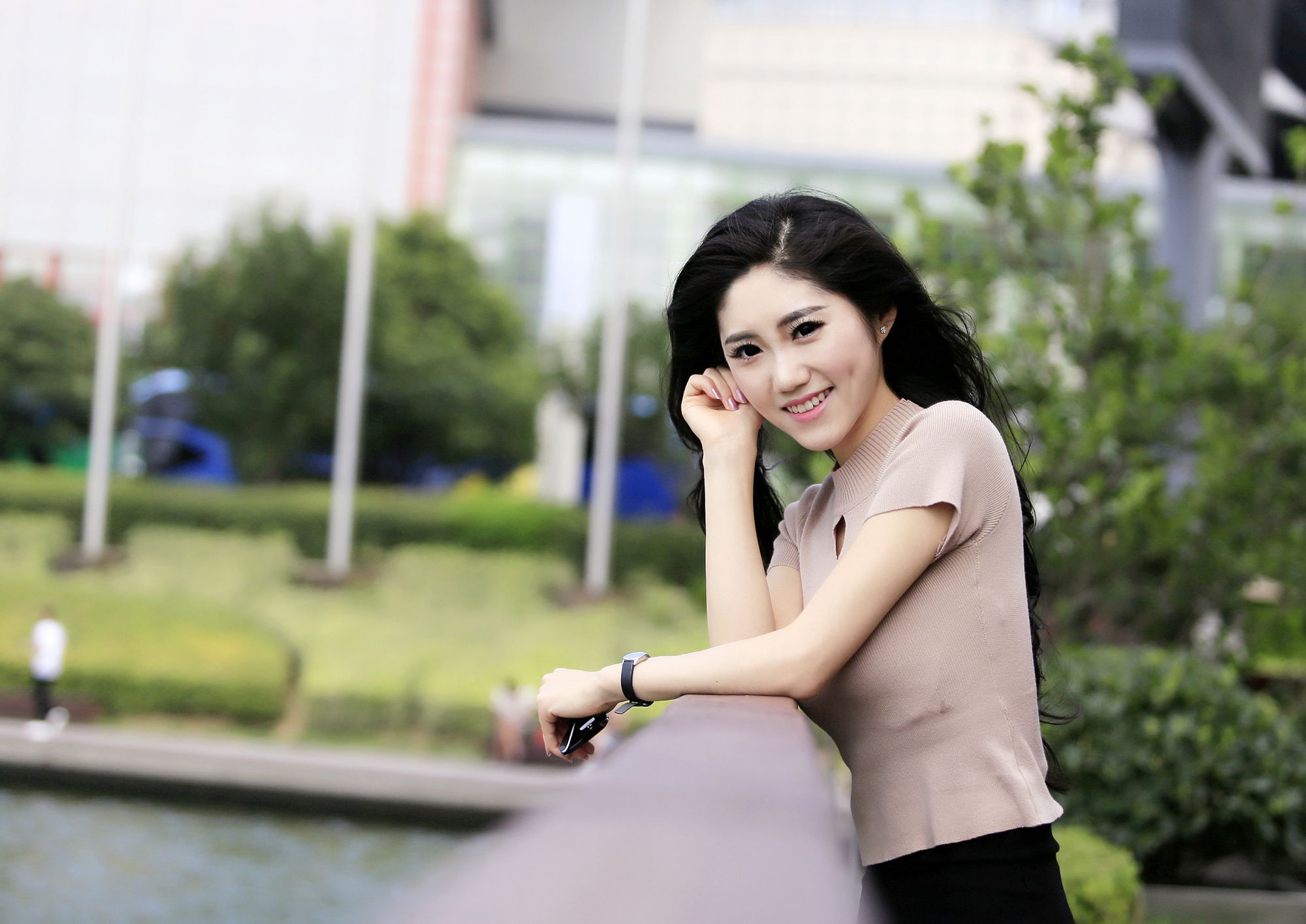 郑州90后美女主持人似景甜 街拍写真清纯可爱