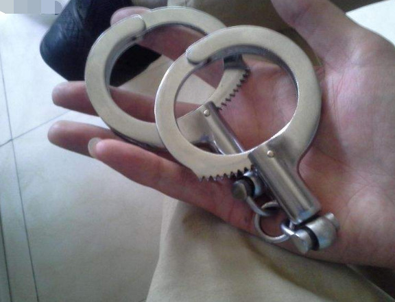 警察在什么情况下可以使用手铐?滥用惩罚太严