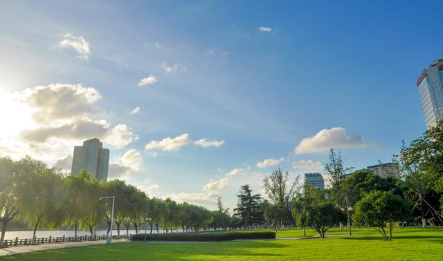 上海至广州将修建一条高铁,途径9个城市,沿途