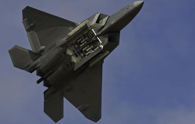 专门对付歼20!美国改装B52轰炸机,能携带100