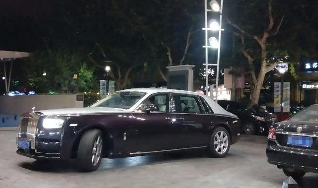 上海知名夜店现身幻影,保安不以为然,路人却走