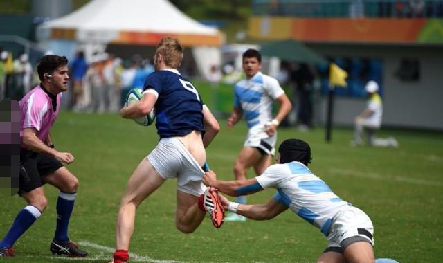 春光乍泄、大小便失禁, 各种运动场上的尴尬事