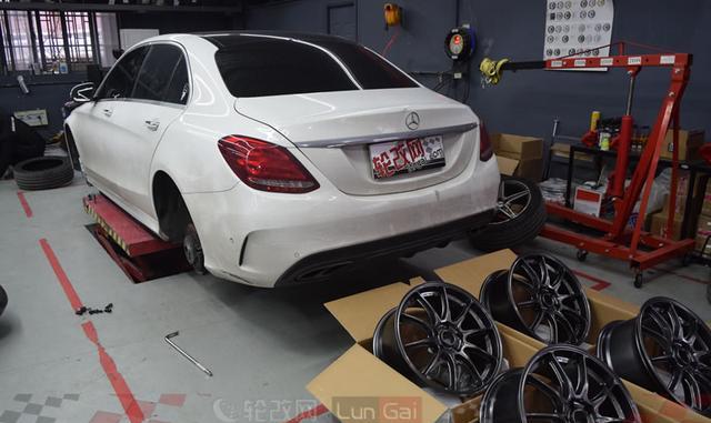 专治不服的轮毂——奔驰C260改装18寸OZ HyperGT HLT
