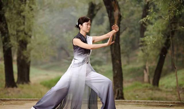 “含胸拔背”还是“含胸塌腰”,误了多少太极人