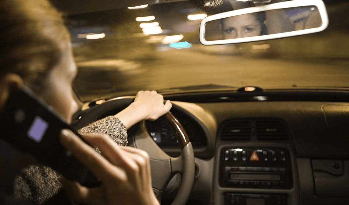 女司机这样开车就是给自己制造麻烦, 看看你中招没?