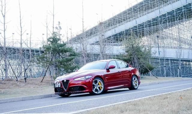 不聊法拉利，咱们就聊阿尔法罗密欧Giulia四叶草