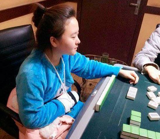 搞笑一刻:妹子,你打牌是输的是有多惨啊,脸都让人画成