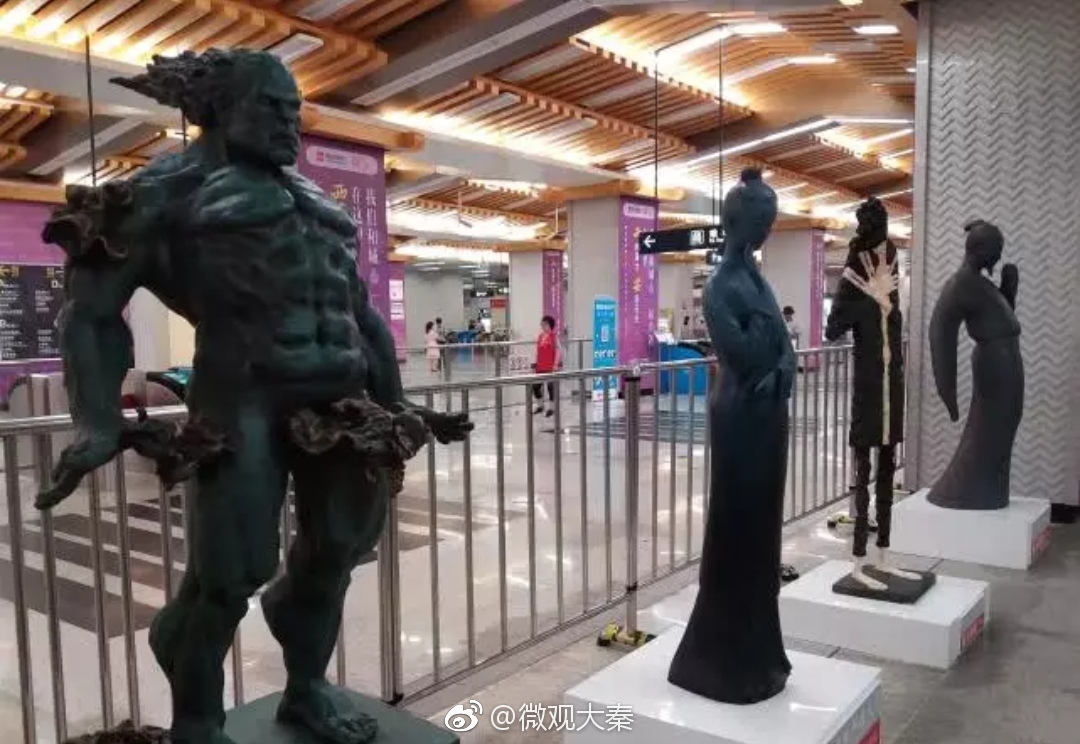 超萌雕塑现身大雁塔地铁站引围观