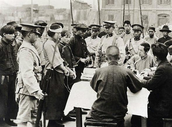 军阀混战期间,百姓流离失所,忍冻挨饿,一时间饿殍遍野