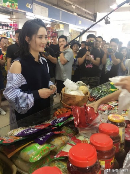 网友偶遇谢娜买菜,原来是在录制综艺节目,娜姐