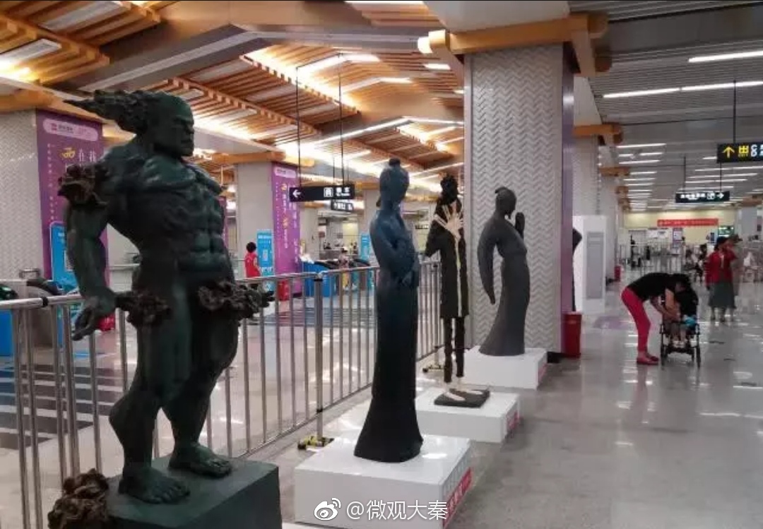 超萌雕塑现身大雁塔地铁站引围观