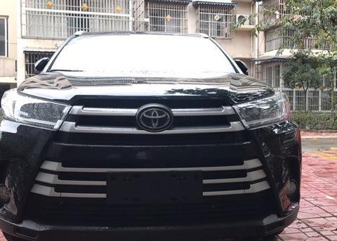 男子提18款丰田汉兰达，中控台屏小到无语，这也太廉价了吧