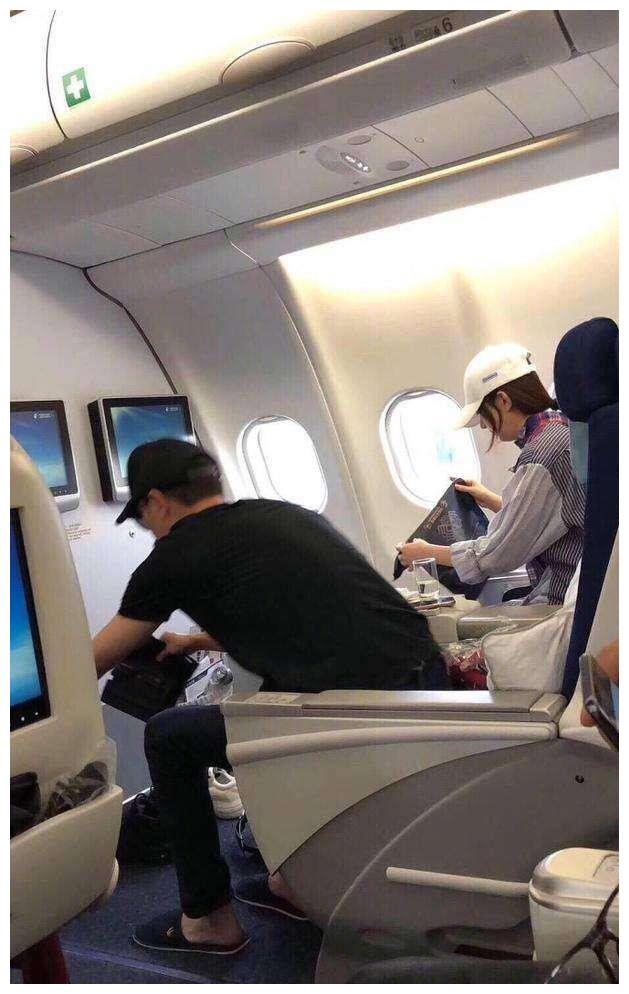 赵丽颖置顶微博, 似乎想破与冯绍峰谣言, 网友炸